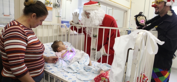 Alegrando a Santa Casinha: distribuição de brinquedos para os pacientes 