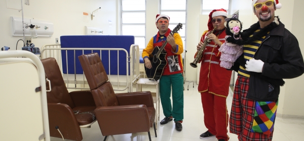 Alegrando a Santa Casinha: distribuição de brinquedos para os pacientes 