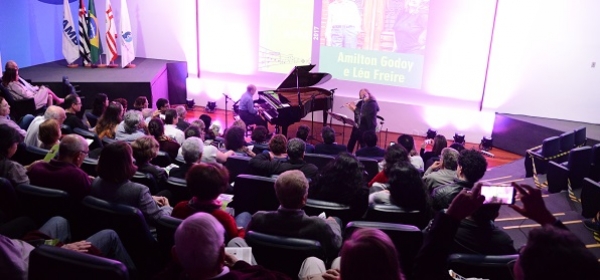 Música em Pauta com Amilton Godoy e Léa Freire anima público