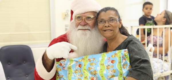 Voluntários da APM entregam brinquedos no tradicional Alegrando a Santa Casinha