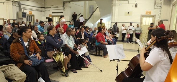 Música nos Hospitais: orquestra se apresenta na Capela da Santa Casa