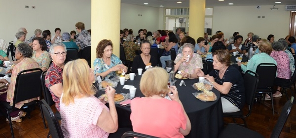 Sob aplausos, desfile da melhor idade encerra edição de 2015 do Chá com Cinema