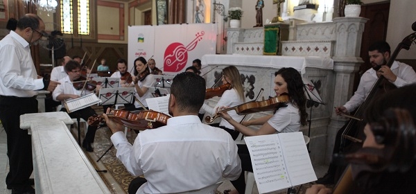 Música nos Hospitais: orquestra se apresenta na Capela da Santa Casa