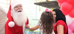 Voluntários da APM entregam brinquedos no tradicional Alegrando a Santa Casinha